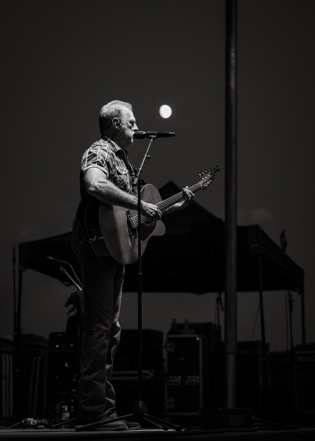 Darryl Worley under the Fireside Festival moon